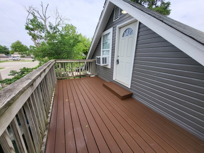 Building Photo - Studio loft next to UCO campus with deck and fenced yard