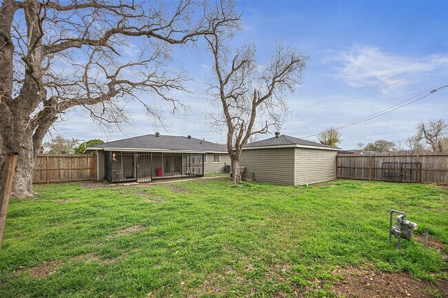 Building Photo - 5303 Heatherbrook Dr