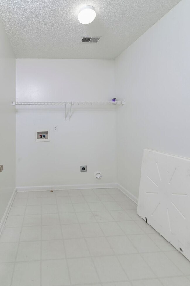 Building Photo - Freshly Updated 3 bedroom Home with New Ro...