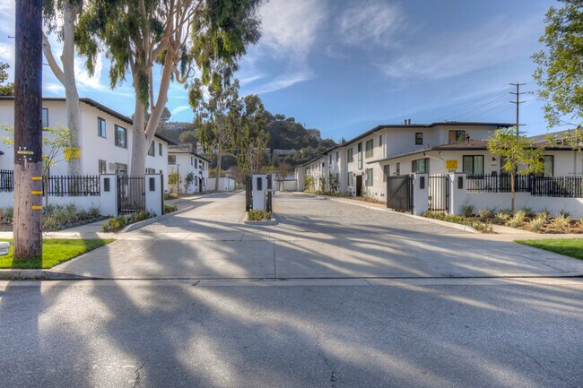 Primary Photo - 1574 Yosemite Dr
