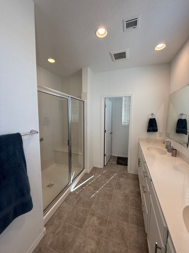 Building Photo - Villas de Los Soleras - Pristine 3 bdr, 2 1/2 bath Townhome, 2 car garage & Views!