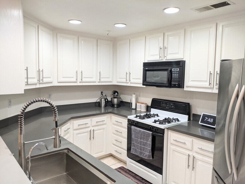 Building Photo - 464 Tower Hill Ave