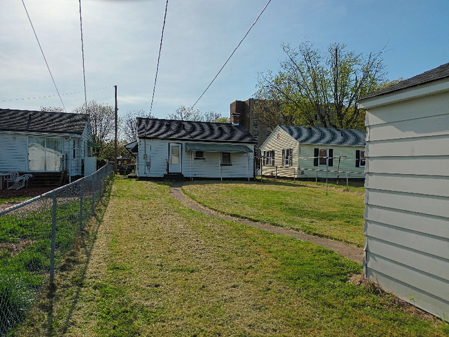 Building Photo - 2131 Garfield Ave