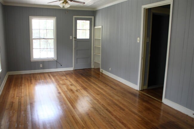 Building Photo - 811 N Davis St