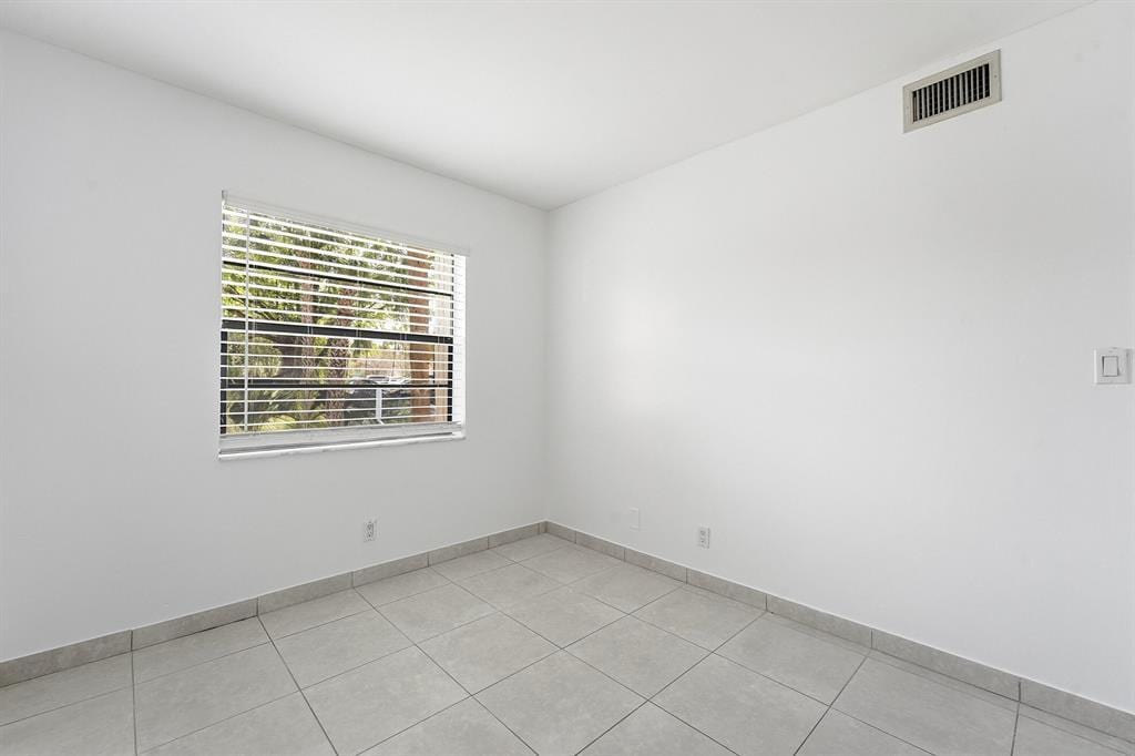 Building Photo - 2671 Riverside Dr