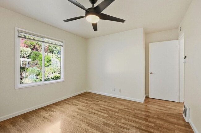 Building Photo - Spacious Three Bedroom Home in Forest Knol...