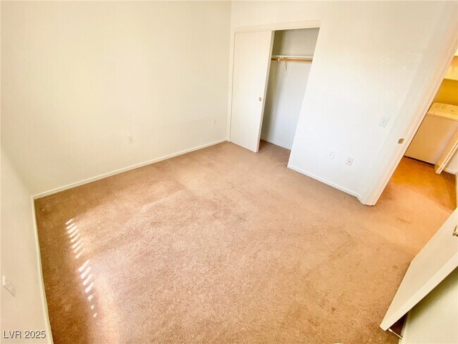 Building Photo - 3400 Cabana Dr