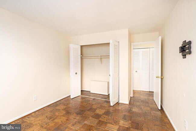 Building Photo - 22 Manor Cir