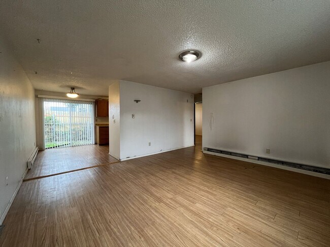 Building Photo - CCO867