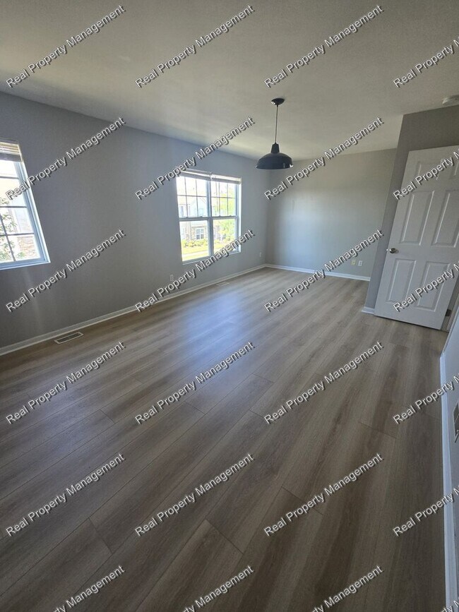 Building Photo - 10401 Paramount Way