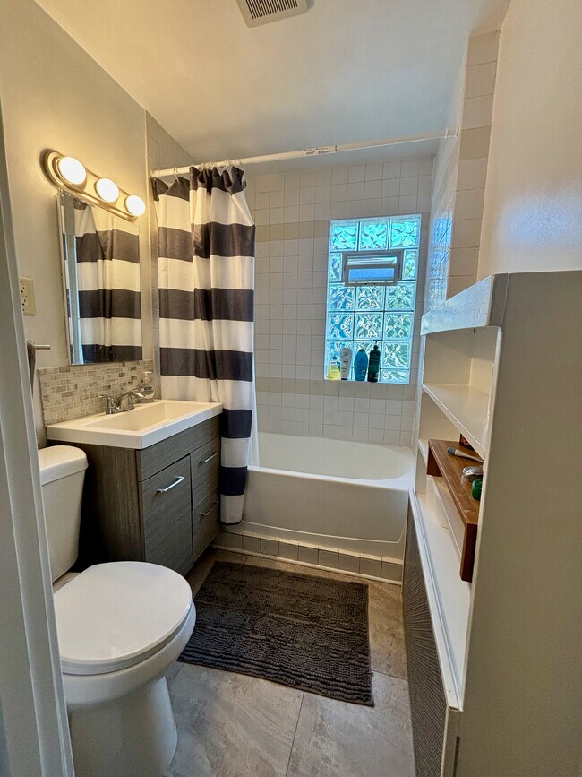 Building Photo - 3224 Hennepin Ave