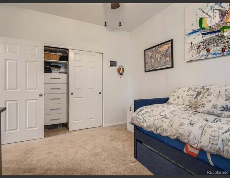 Middle room - 9260 Rifle St