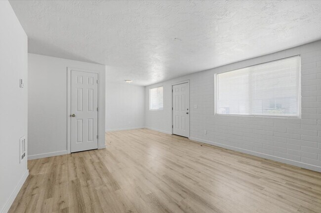 Building Photo - 3114 Iowa Ave
