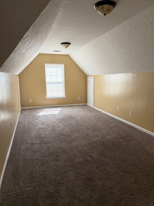 Building Photo - 4 Bedroom