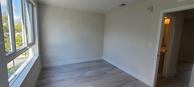 Building Photo - 2505 NE 193rd St