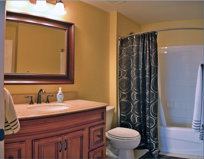 Building Photo - Luxury 2 bedroom 2 bathroom condo with lak...