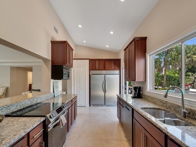 Building Photo - 527 E Causeway Blvd