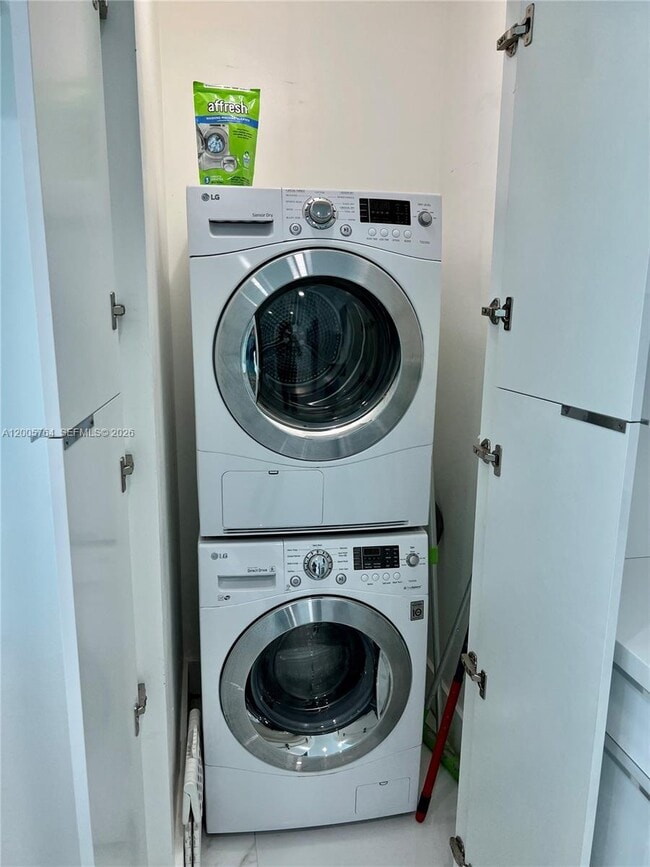 Building Photo - 300 S Biscayne Blvd