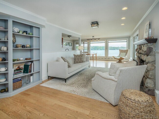 Building Photo - 24 Bay Ave