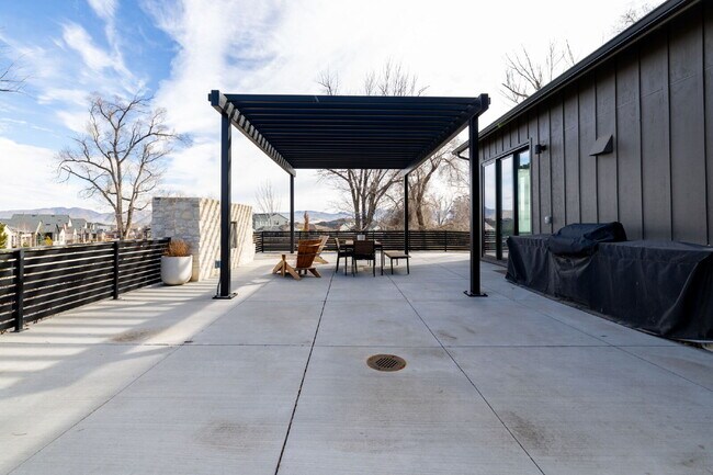 Building Photo - 6136 Falabella Wy