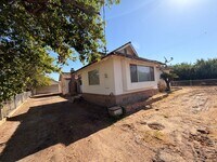 Building Photo - Country Style Living in Bakersfield