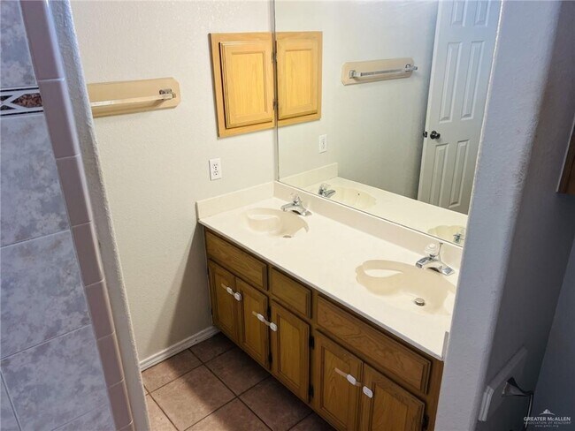 Building Photo - 1612 Merlin Dr
