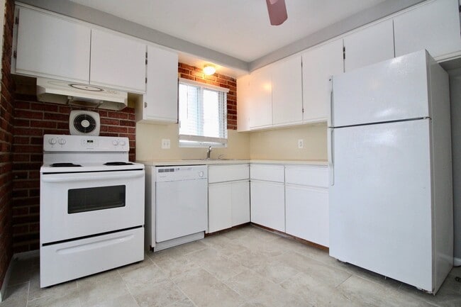 Building Photo - 30014 Lonnie Dr