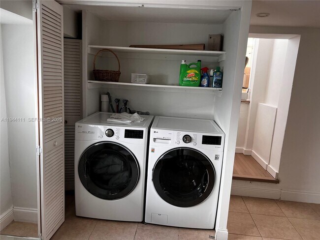 Building Photo - 2301 S Miami Ave