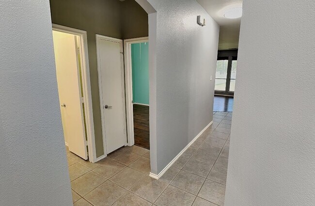 Building Photo - READY FOR MOVE IN NOW!