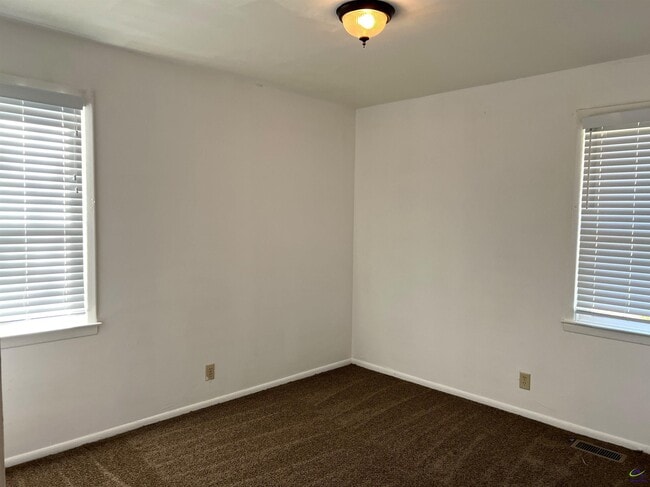 Building Photo - 3347 Thunderbird Rd