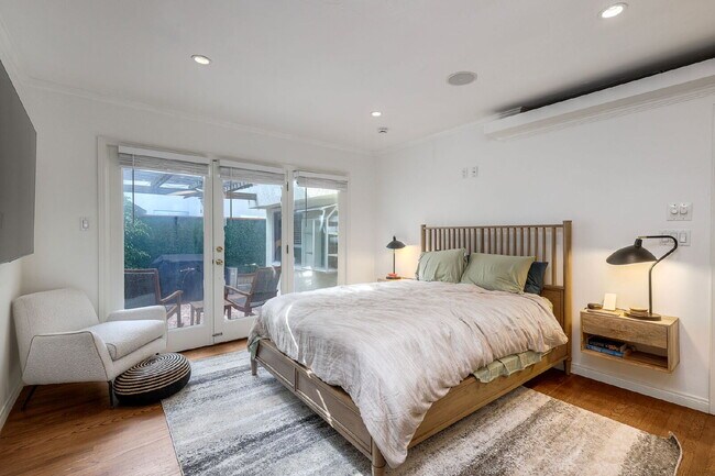 Building Photo - San Diego Coastal Dream Crown Point Jewel 3 or 6 Month lease only Partially Furnished Ready for M...