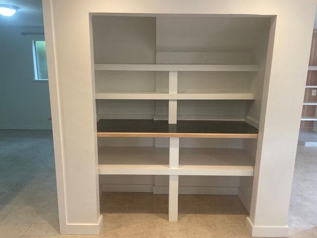 Building Photo - Nicely Maintained Clinton Home with Upgrades and Fenced Yard!