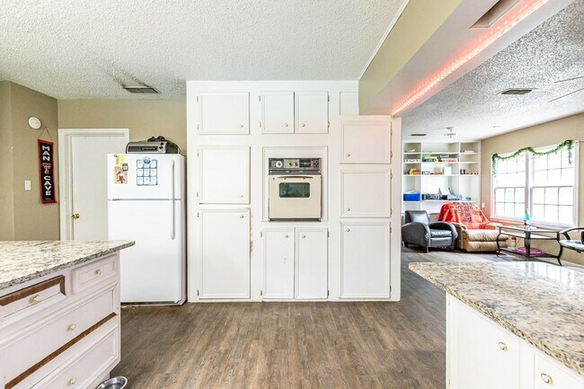 Building Photo - Pre-Leasing Summer 2023: Spacious 4/2,