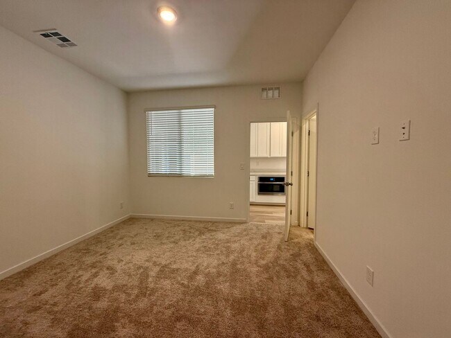 Building Photo - 4 BED 3.5 BATH 2 CAR GARAGE HOME w/ LOFT, ...