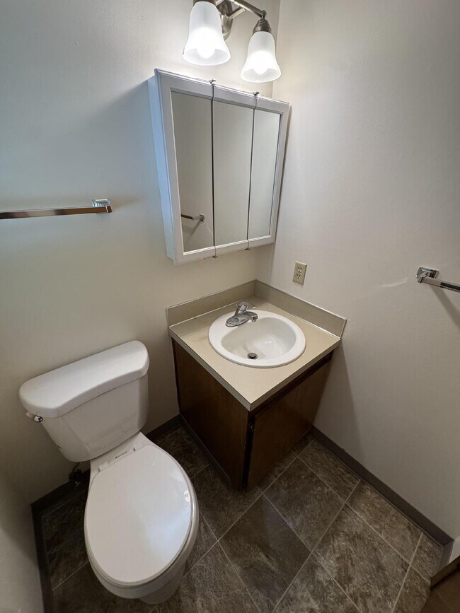 Building Photo - 2-Bedroom, Townhome Close to Transportation