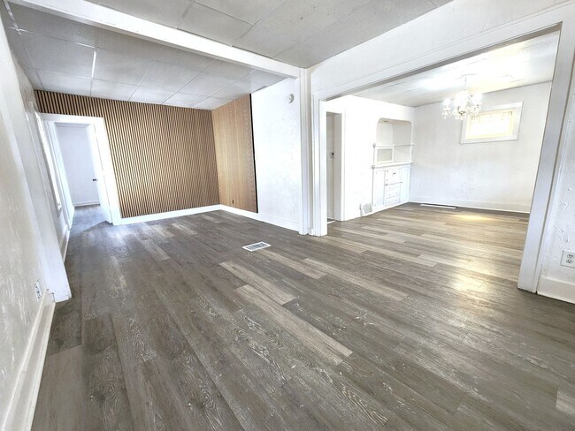 Building Photo - 5 bedroom single family - Available now!