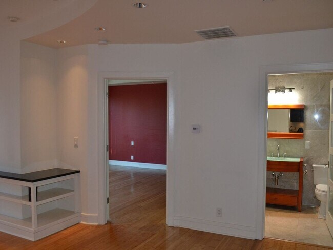 Building Photo - Clean downtown style 1 bedroom apartment