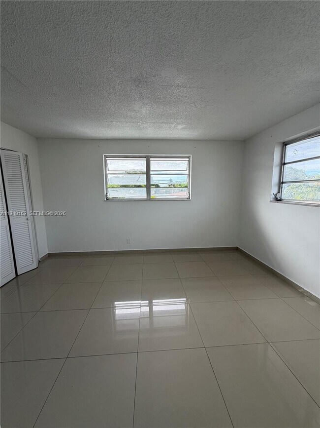 Building Photo - 300 NE 1st Ct