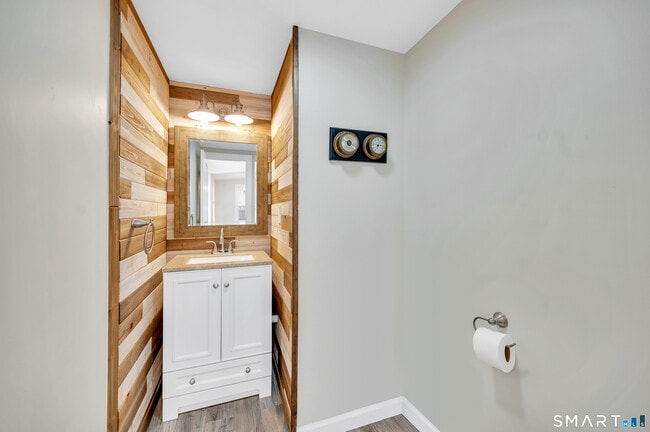 Building Photo - 736 Main St