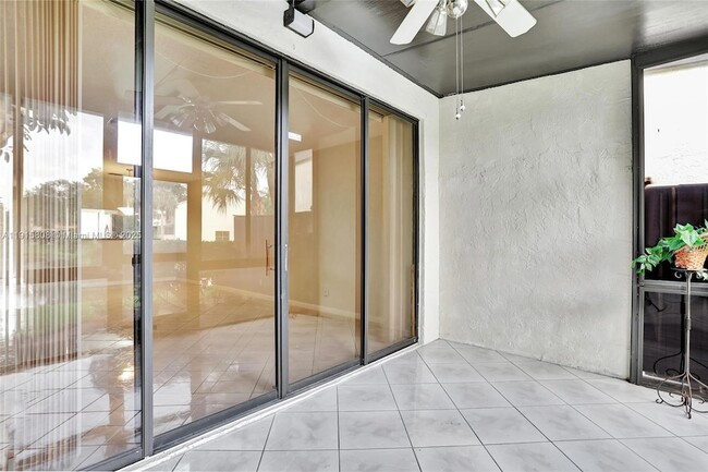 Building Photo - 4615 Carambola Cir S