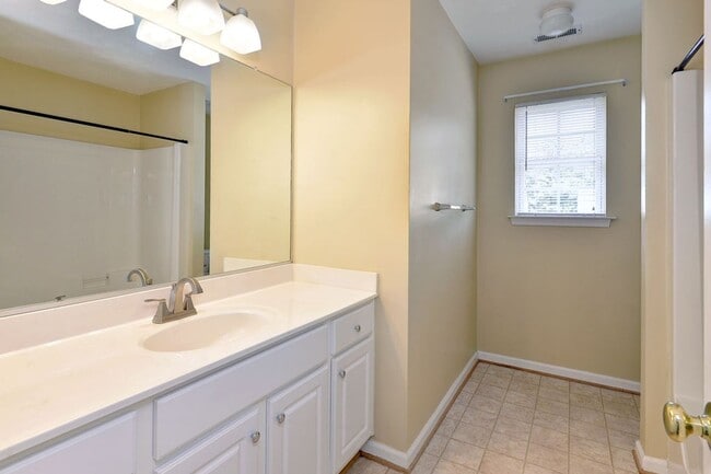 Building Photo - Spacious & Updated Hampton Home