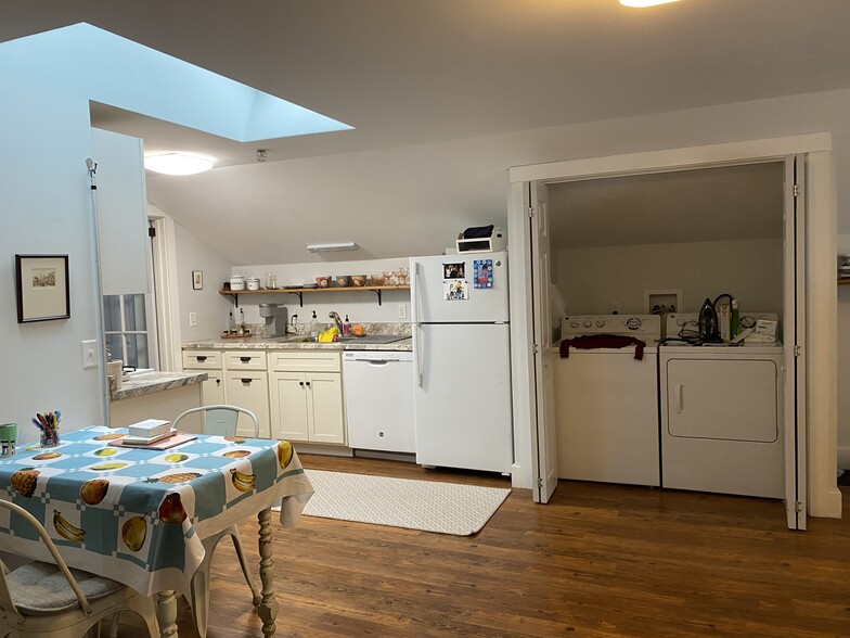 Open plan living, dining, kitchen - 4 S Park St