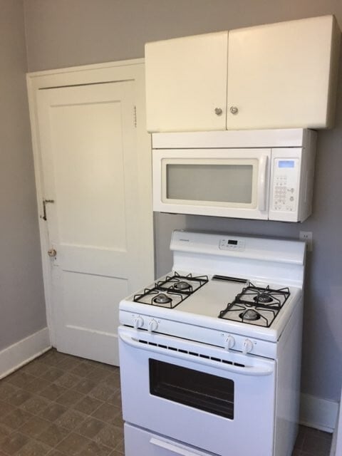 Building Photo - COMING SOON!! 2 bed 1 bath Moline home with garage!