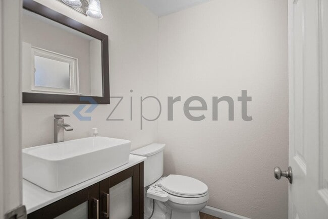 Building Photo - 37789 Essanay Pl