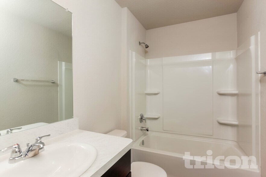 Building Photo - 1932 Bluethroat