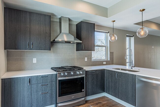 Building Photo - For Rent!  Corner Unit | Modern Townhome |...