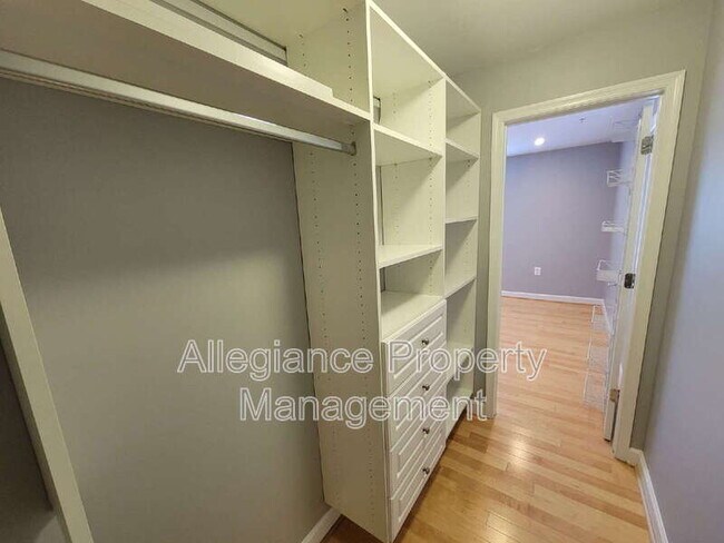 Building Photo - 4151 S Four Mile Run Dr