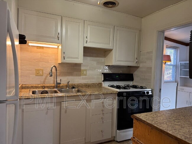 Building Photo - 2204 Ramblewood Dr