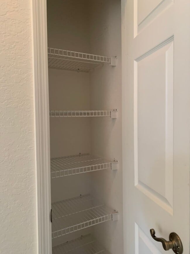 Building Photo - Lovely 3 Bedroom 2 Bath Condo