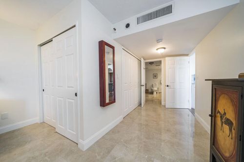 Building Photo - 2480 Presidential Way